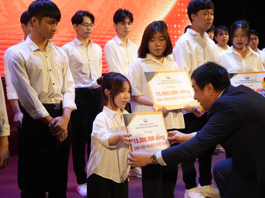 Những bàn tay nối dài từ một gia đình