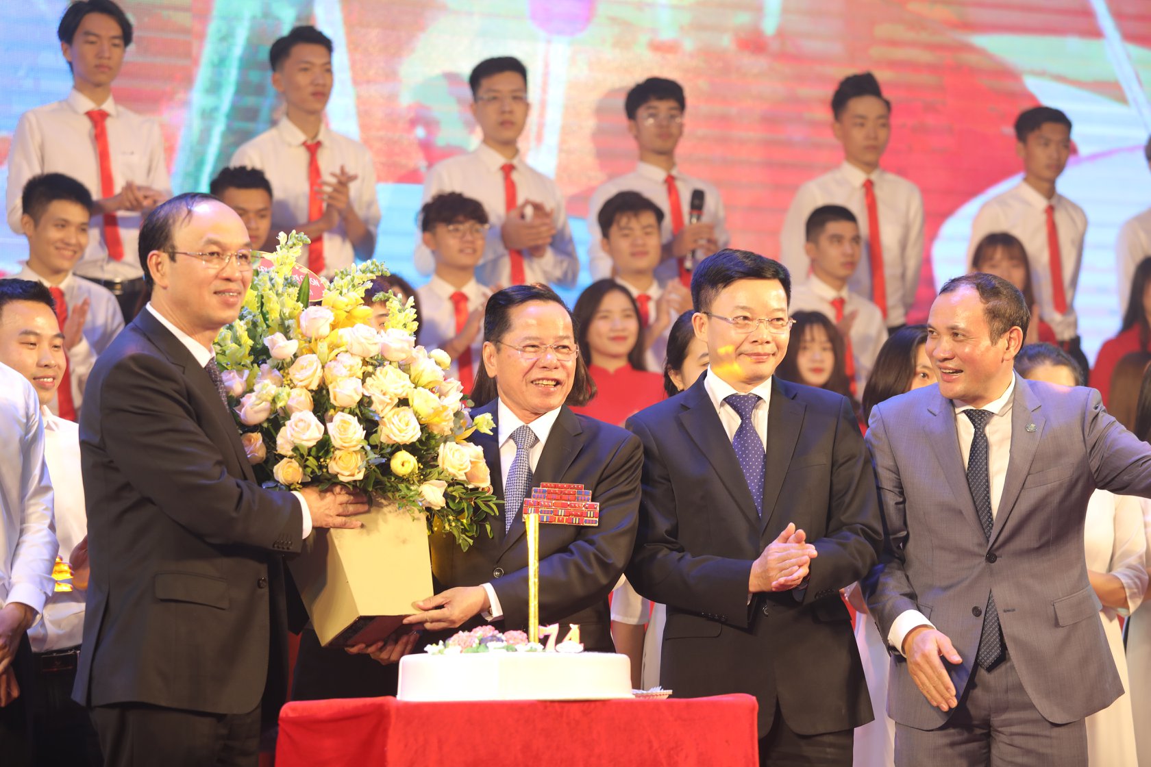 Những bàn tay nối dài từ một gia đình