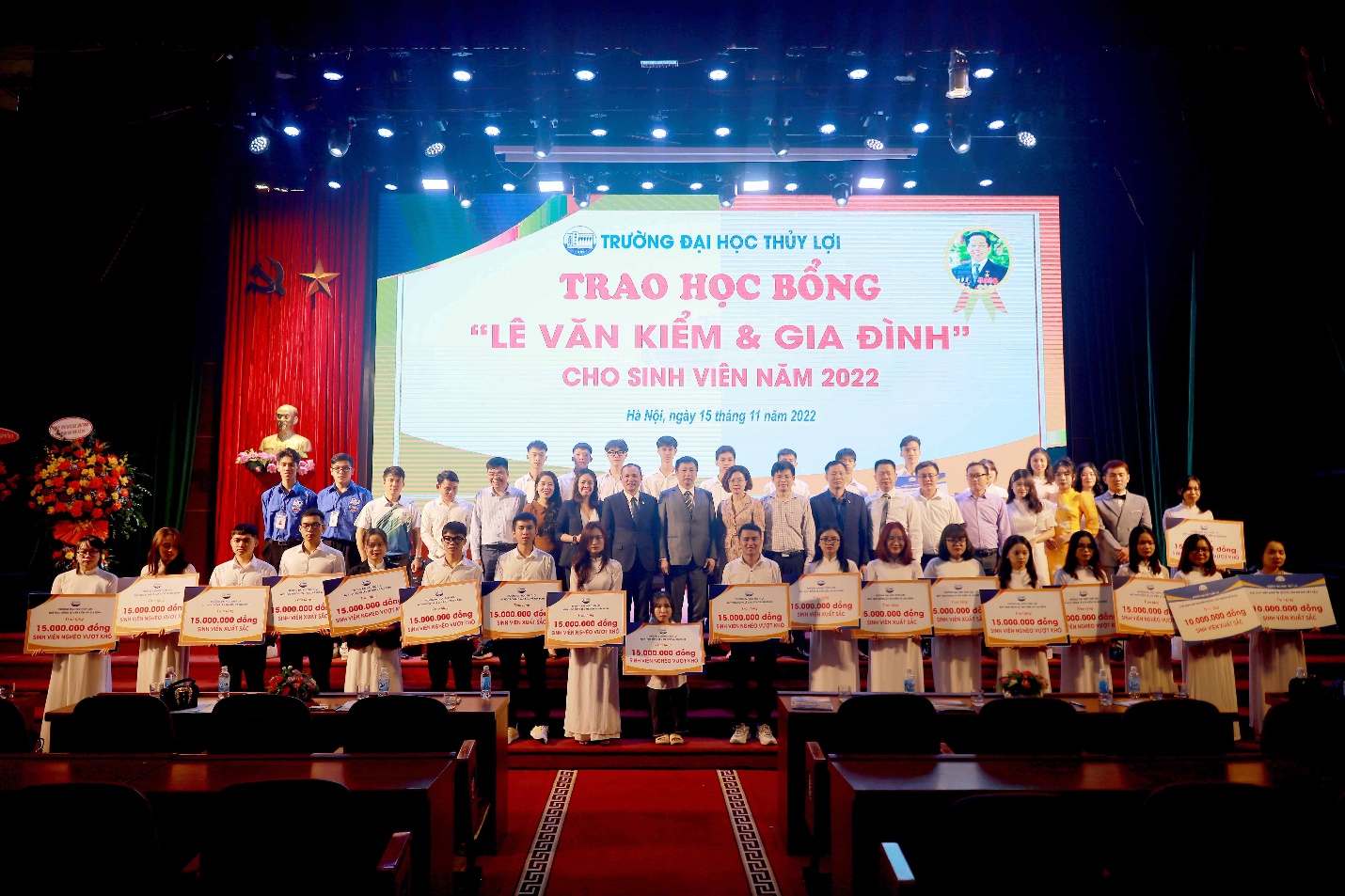 Những bàn tay nối dài từ một gia đình