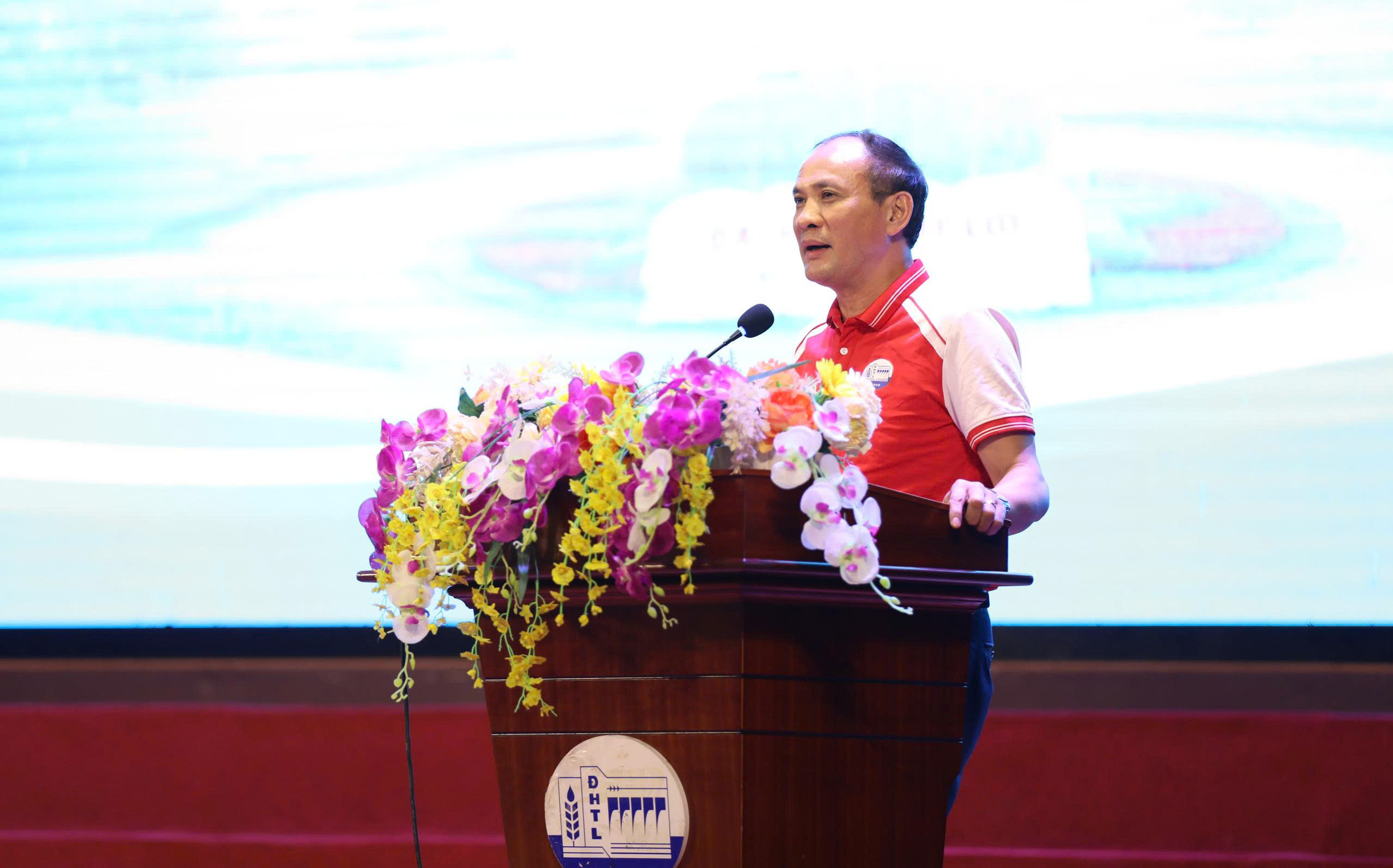 Khen thưởng sinh viên có thành tích xuất sắc trong phong trào Olympic và khởi nghiệp